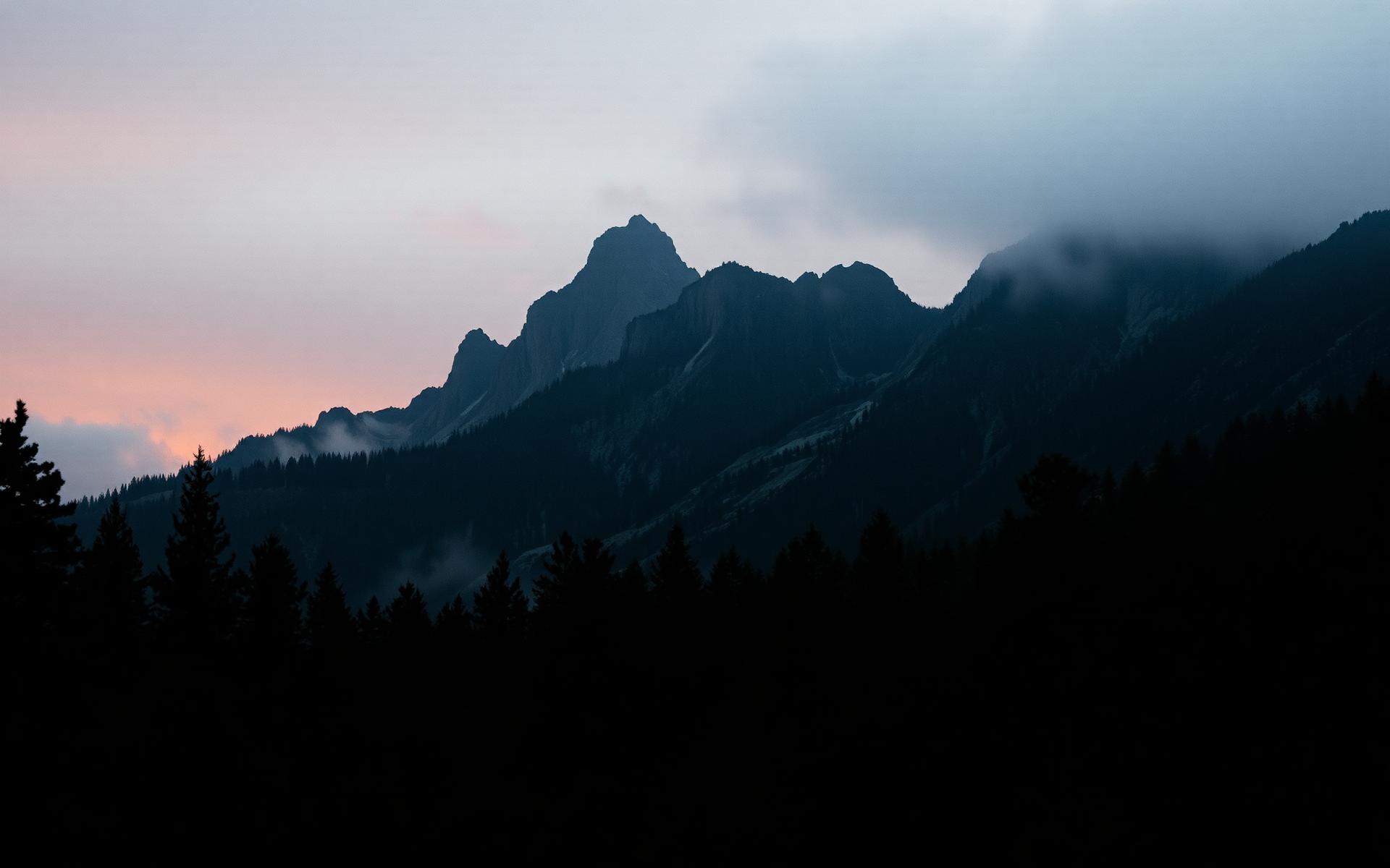The Sawtooth mountains at dawn